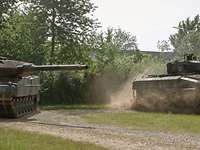 Tag der Bundeswehr in Cham Zwei Kampfpanzer bei einer Vorführung