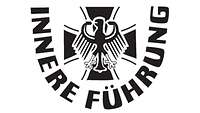 Ein Wappenschild mit dem unten umlaufenden Schriftug "Innere Führung", mittig der vor dem Eisernn Kreuz stehende Bundesadler.