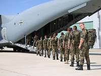 Soldaten steigen in A400M