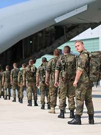 Soldaten steigen in A400M