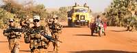 UN-Soldaten im Einsatz in Mali Soldaten mit ihren Gewehren auf Fußpatrouille