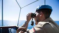 Soldat schaut durch Fernglas