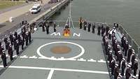 Soldaten an Deck der Nordrhein Westfalen