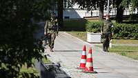 Zwei Wachsoldaten patrouillieren im Innenhof des Bundeswehrkrankenhauses Berlin.