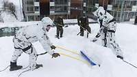 Soldaten schaufeln Schnee