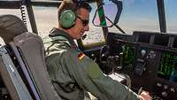 Hauptmann Stark im Cockpit