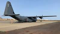 Am Flughafen in Dakar Die C-130J steht auf dem Flughafen in Dakar.