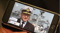 Smartphone mit Live-Schaltung a, Tag der Bundeswehr 2020.