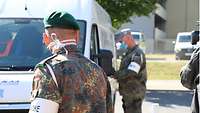 Zwei Reservisten der RSU-Kompanie bei der Kontrolle eines Fahrzeuges.