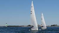 Segelboote des Typs Sunbeam auf See vor Fensburg Zwei Segelboote auf See