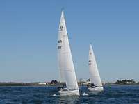 Segelboote des Typs Sunbeam auf See vor Fensburg Zwei Segelboote auf See