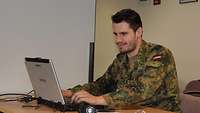 Soldat am Laptop.