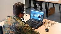 Soldat am Laptop
