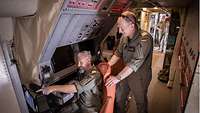 Zwei Soldaten arbeiten in der P-3C Orion
