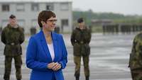 Verteidigungsministerin Annegret Kramp-Karrenbauer im Hintergrund zwei Soldaten
