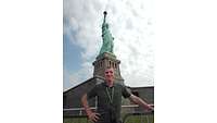 Oberstleutnant Daniel Peisker vor der Freiheitsstatue in New York.