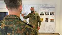 Erläuterung mit Abstand und Mund-Nasen-Bedeckung