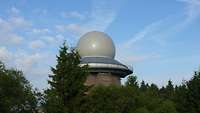 Das Radargerät bei Erndtebrück Das Radargerät bei Erndtebrück: Das runde Radom, die Schutzhülle des Radars, ragt über den Baumwipfeln in den Himmel.