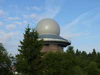 Das Radargerät bei Erndtebrück Das Radargerät bei Erndtebrück: Das runde Radom, die Schutzhülle des Radars, ragt über den Baumwipfeln in den Himmel.