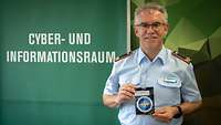 Interviewbild Fleischmann Ein Soldat vor einem Plakat