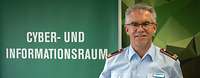 Interviewbild Fleischmann Ein Soldat vor einem Plakat