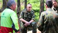 Mehrere Soldaten im Gespräch