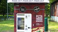 Frontansicht eines Automaten, der Pizza ausgibt mit entsprechenden Aufschriften und Bildern