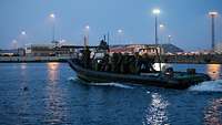 Marinestützpunkt Warnemünde Soldaten fahren bei Nacht mit einem Schlauchboot zum einen Sammelpunkt im Hafen