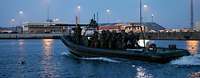 Marinestützpunkt Warnemünde Soldaten fahren bei Nacht mit einem Schlauchboot zum einen Sammelpunkt im Hafen
