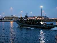 Marinestützpunkt Warnemünde Soldaten fahren bei Nacht mit einem Schlauchboot zum einen Sammelpunkt im Hafen