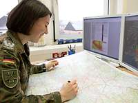 Zentrum für Geoinformationswesen der Bundeswehr Eine Geologin arbeitet im Zentrum für Geoinformationswesen der Bundeswehr im Bereich Länderkunde in Euskirchen