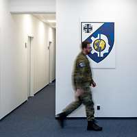 Ein Soldat läuft in einem Flur