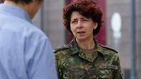 Halbporträt einer Soldatin in Flecktarn-Uniform