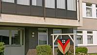 Eingang mit Wappen des Zentrum für Verifikationsaufgaben der Bundeswehr