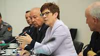 Verteidigungsministerin Kramp-Karrenbauer beim 15. Beirat für Fragen der Inneren Führung Kramp-Karrenbauer im Gespräch mit Sitzungsteilnehmern