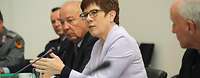 Kramp-Karrenbauer im Gespräch mit Sitzungsteilnehmern