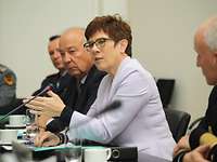 Verteidigungsministerin Kramp-Karrenbauer beim 15. Beirat für Fragen der Inneren Führung Kramp-Karrenbauer im Gespräch mit Sitzungsteilnehmern