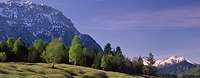 Buckelwiesen mit westlicher Karwendelspitze in Mittenwald Landschaftsaufnahme in Bayern