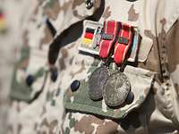 Die Einsatzmedaillen der Bundeswehr Atalanta und UNIFIL in Bronze Zwei Einsatzmedaillen der Bundeswehr in Bronze sind an einem Feldanzug angesteckt.