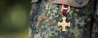 Soldat trägt das Ehrenkreuz der Bundeswehr für Tapferkeit 
