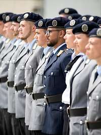Soldaten der Bundeswehr legen beim feierlichen Appell ihr Gelöbnis ab. Soldaten stehen zum Antreten nebeneinander