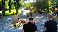 Besucher der Andacht am Johannisfeuer
