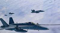 F-18 Kampfflugzeuge bei der Luftbetankung. Solche Maschinen sind für ein Beschaffungsprojekt vorgesehen.