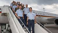 Das Team der Flugbereitschaft auf der Treppe zum A321 vor dem neuen Interimsterminal.