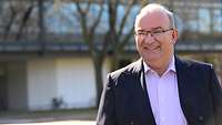 Prof. Dr. Klaus Beckmann auf dem Gelände der Helmut-Schmid-Universität