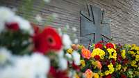Blumenkränze vor dem Ehrenmal mit dem Eisernen Kreuz