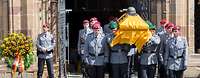 Soldaten tragen einen Sarg aus dem Dom