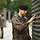 Ein Soldat berührt eine Namensstele im „Wald der Erinnerung“.