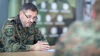 Zwei Soldaten im Gespräch