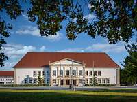 Kommando Heer - Sitz des Inspekteurs des Heeres in Strausberg Das Gebäude 3 in der von-Hardenberg-Kaserne in Strausberg fotografiert von vorn.